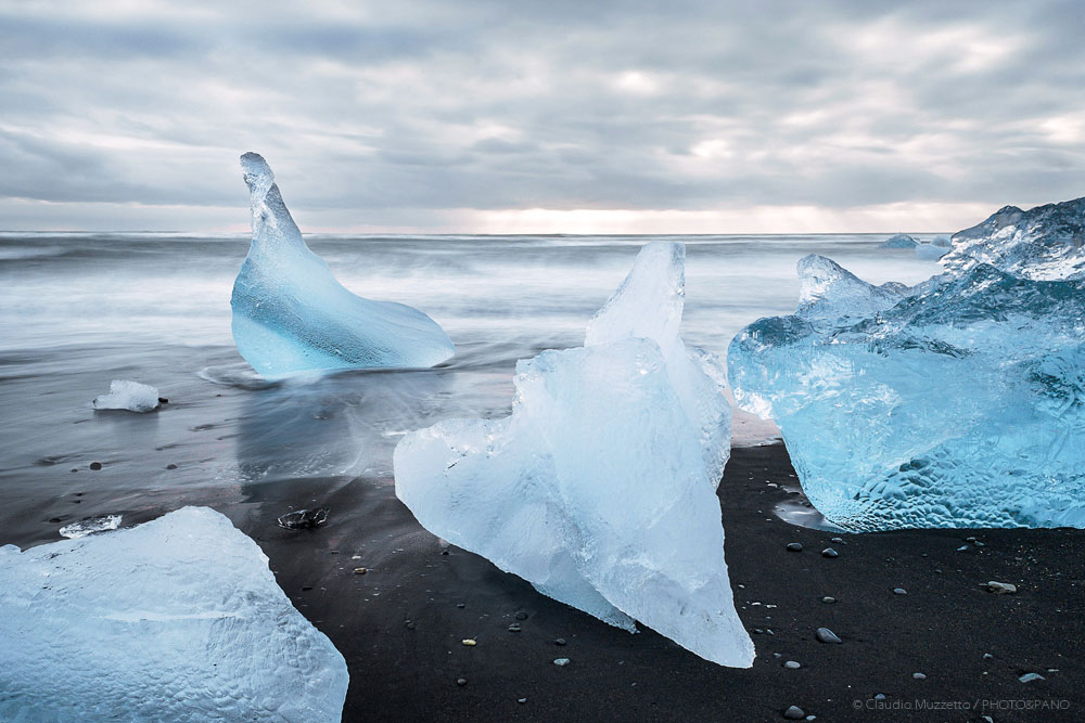 Islanda - icebergs nella spiaggia di Jokulsarlon